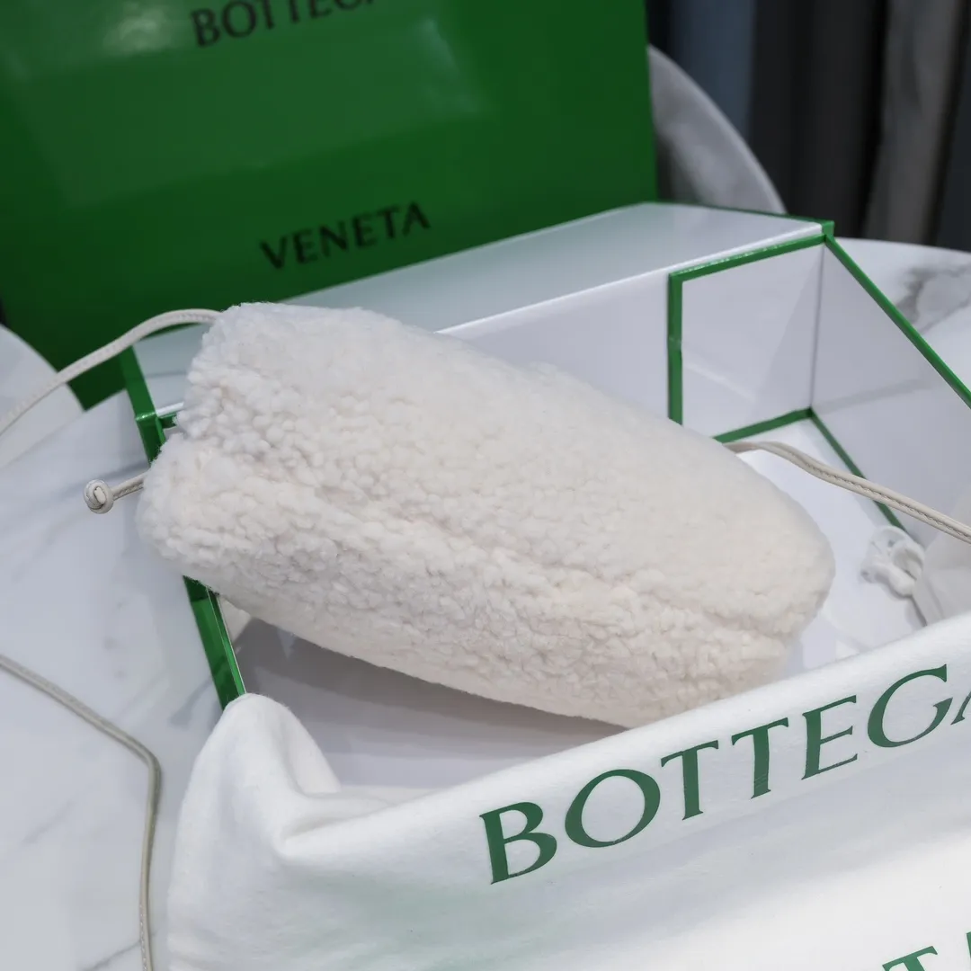The small white 🐱 BV pouch cloud bag is a fluffy style. It’s here, it’s here, it’s here with the fluff. You’ll know how cute it is when you see the real thing! The soft and fluffy feel is really great. Rua, this year’s furry style, I stand on bv! ! Whether it is a jodie cloud bag or a tote, not all curly teddy fur can be used to make goods. The curl size of the fur directly affects the similarity of the entire bag. Material: full fur and lambskin ➕ lambskin lining is much more expensive than full leather! Again, if you don’t want to develop ZP, of course you have to be willing to spend money ~ 22*13*5,
